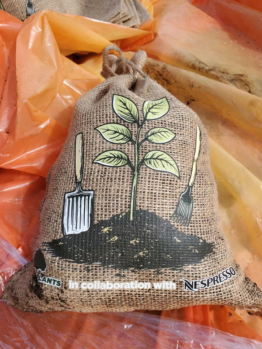 een canvas zak vol organisch materiaal voor compost