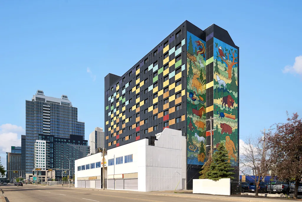 Deze skyline-stelende muurschildering drijft ook het gebouw aan