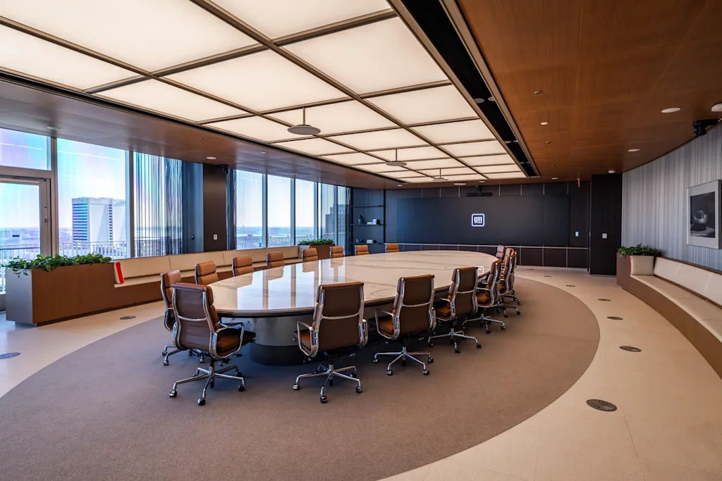 Het moderne erfgoed van GM uit het midden van de eeuw schittert in het nieuwe hoofdkantoor in Detroit