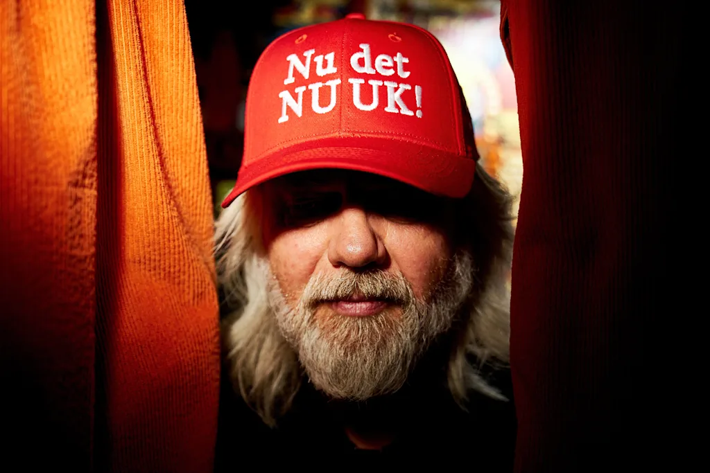 i-1-91477693-greenland-maga-hat.jpg