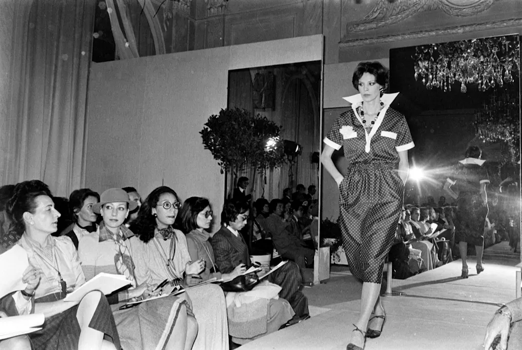 i-3-91478610-valentino-shaped-the-runway