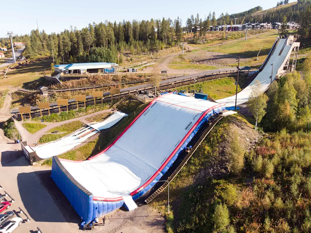 Het geheim van al die dodelijke Olympische sprongen is een gigantische plastic airbag