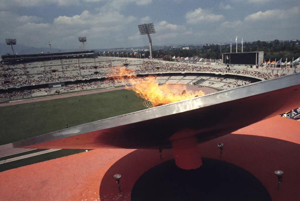 09-91486052-olympic-cauldrons.jpg