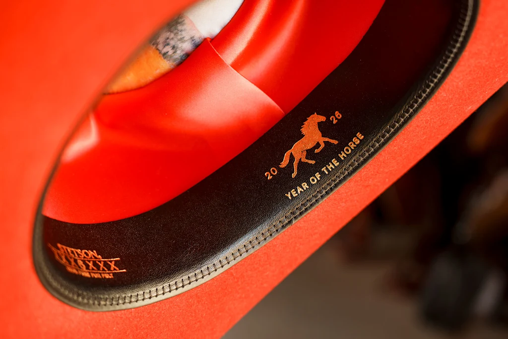 Deze unieke cowboyhoed van Gold House en Stetson viert het Jaar van het Vuurpaard in stijl