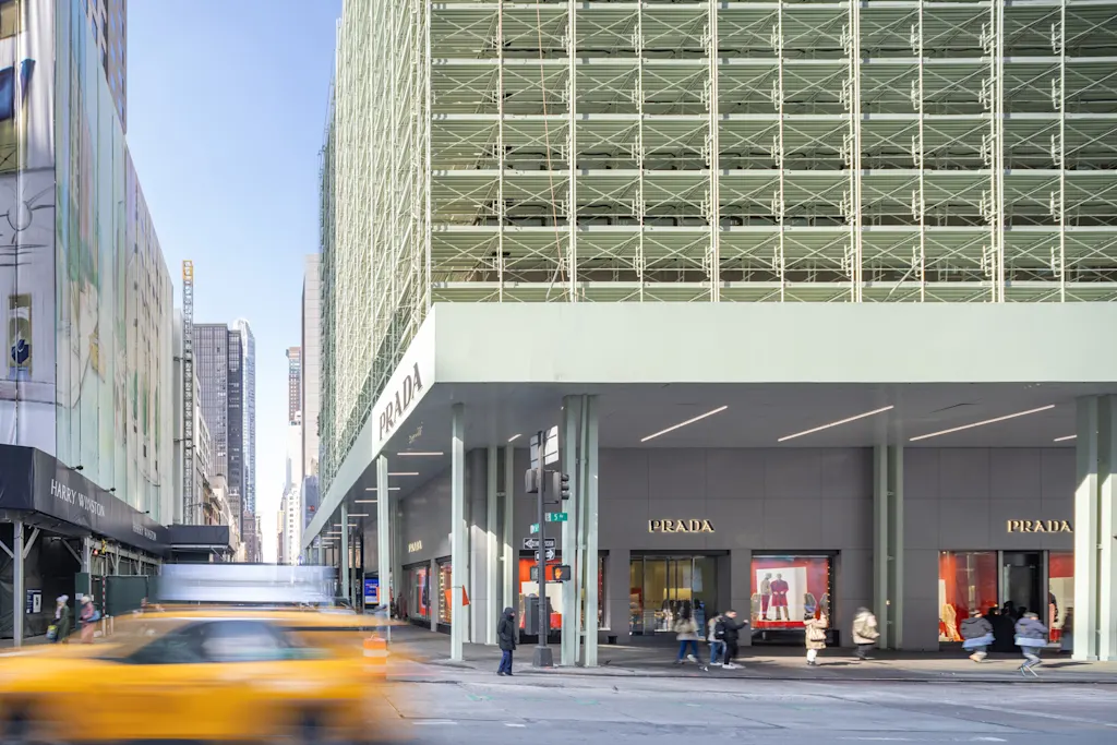 Prada’s winkel in NYC verandert steigers in hoge kunst