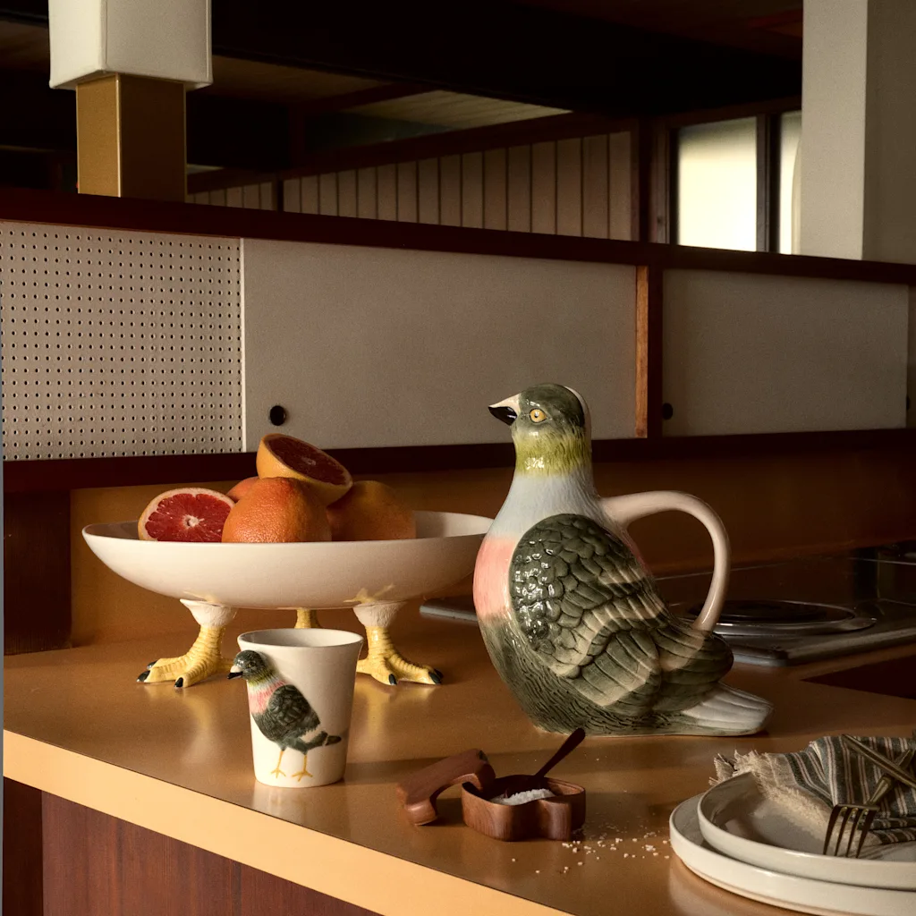 Knopen, duiven en zakken met afstandsbediening: bekijk de West Elm-collectie van Emma Chamberlain