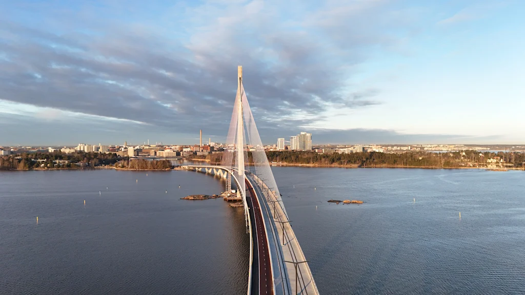 13-91527376-helsinki-bridge.jpg