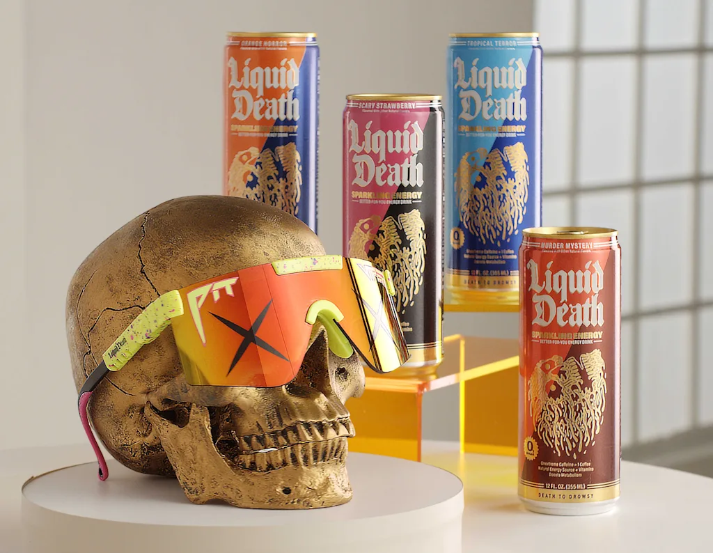 Liquid Death en Pit Viper hebben zojuist een nieuwe zonnebril uitgebracht. Maar ze zijn er nadat je sterft