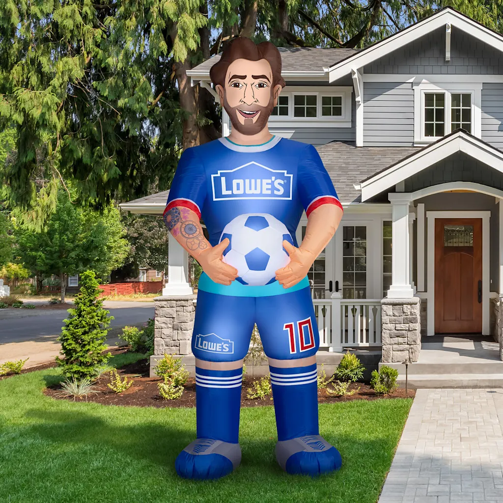 Voetbalsuperster Messi is groter dan ooit dankzij Lowe’s opblaasbare standbeeld van 3 meter hoog