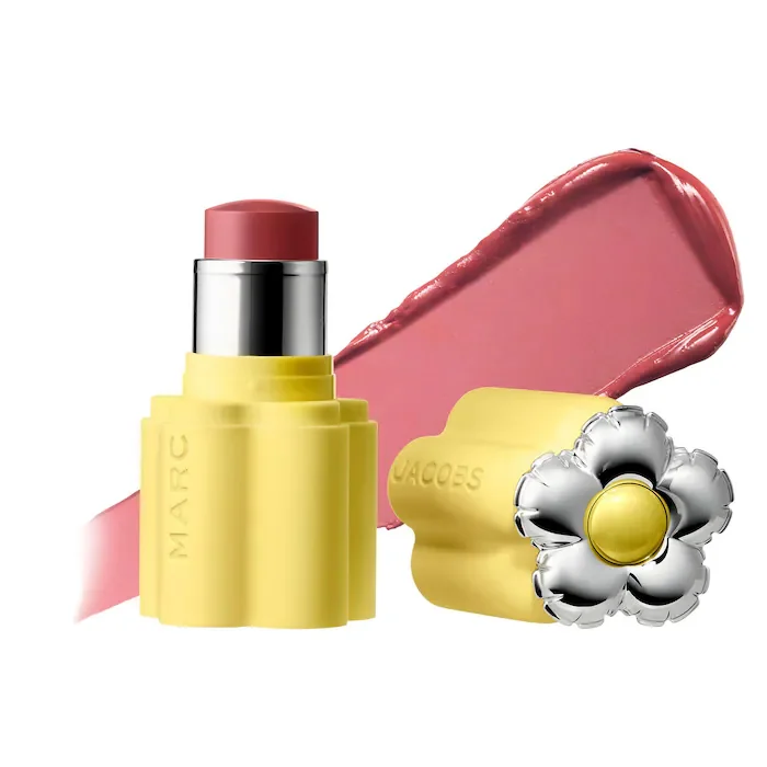 لقد عادت شركة Marc Jacobs Beauty وأصبحت العبوة (أخيرًا) جريئة مثل المكياج