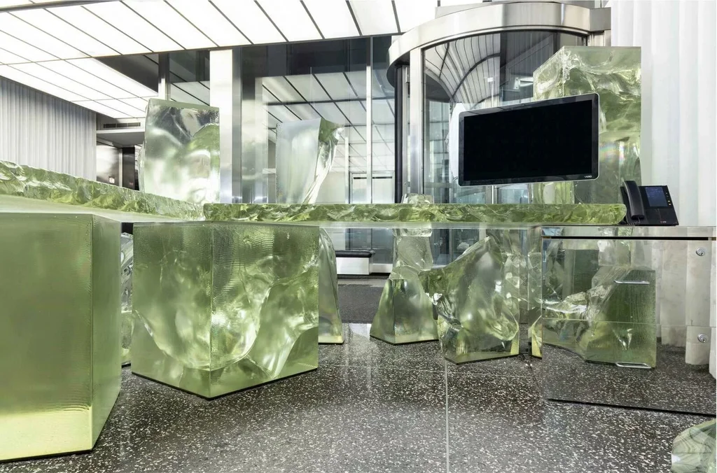 Frank Gehrys "Icehenge"-Schreibtisch für Rekordpreis verkauft