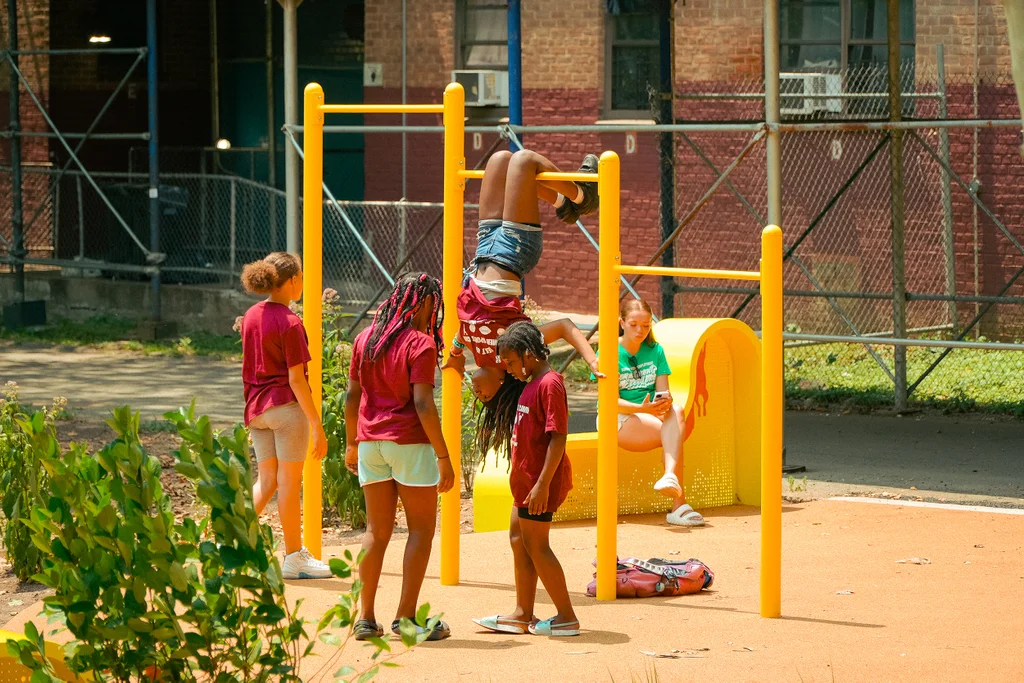 Brooklyn Spielplatz: Generationenübergreifend und Regenwassermanagement
