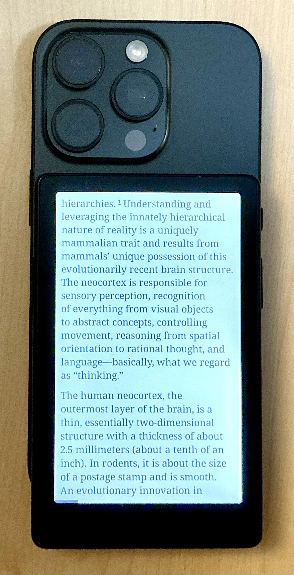 Xteink X4 Pro: Kleiner E-Reader wird am Handy befestigt