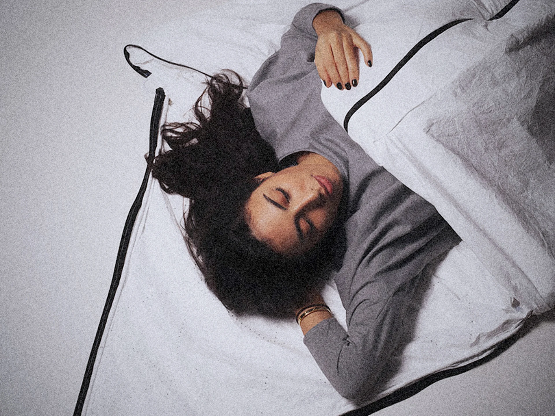 This Jacket Designed For Refugees Transforms Into A Tent - Fast