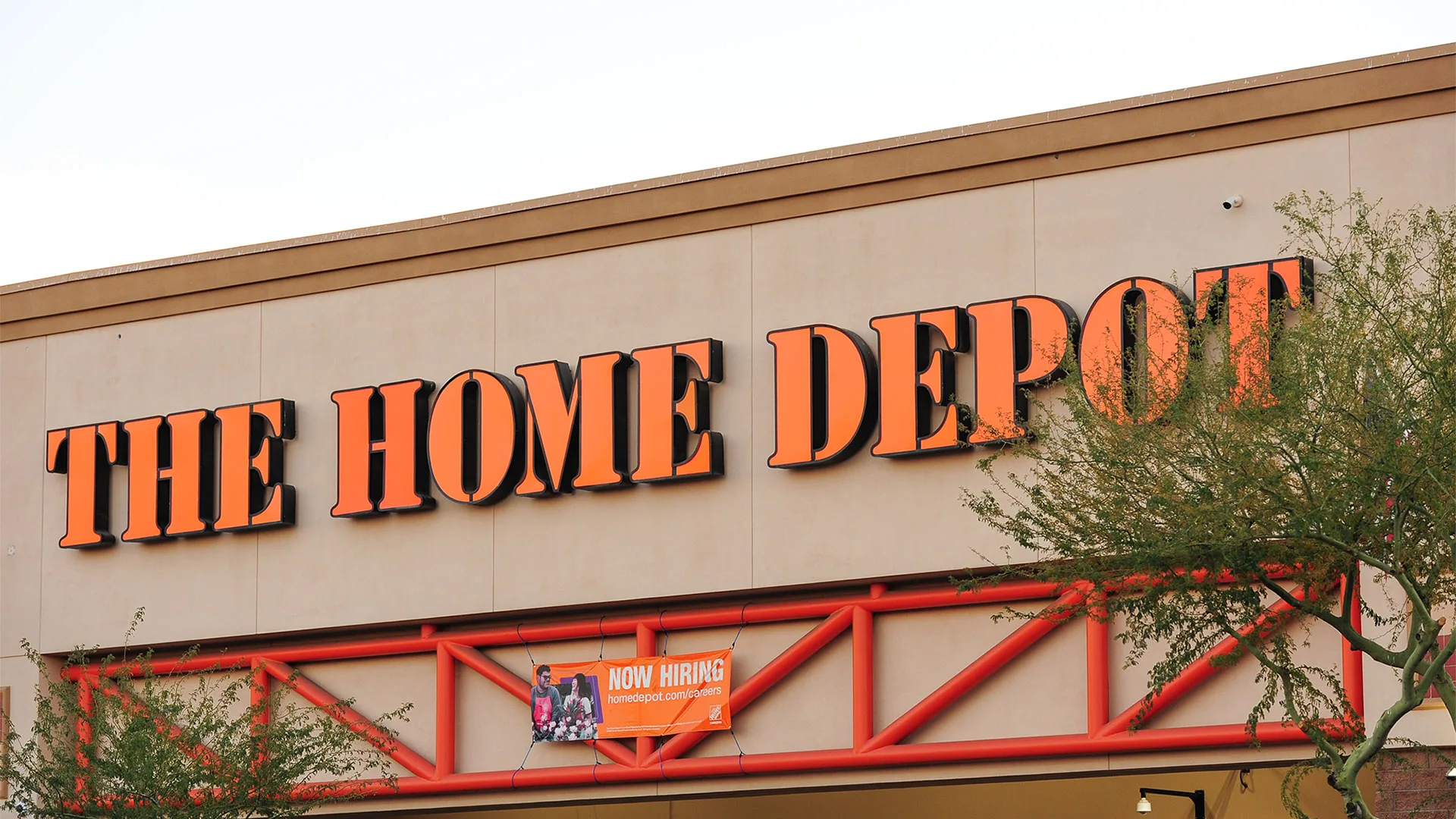 Home Depot breaks two-year sales slump in Q4