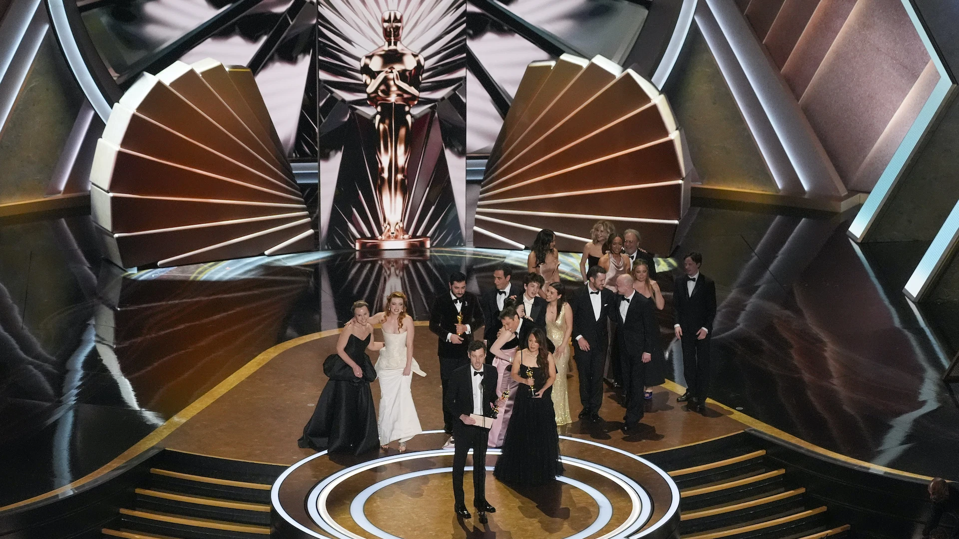 Hulu ended its first live Oscars stream before the final awards. Viewers weren't happy