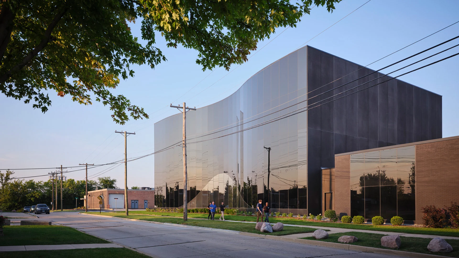 El exterior del centro de capacitación de trabajadores del hierro de Gensler.