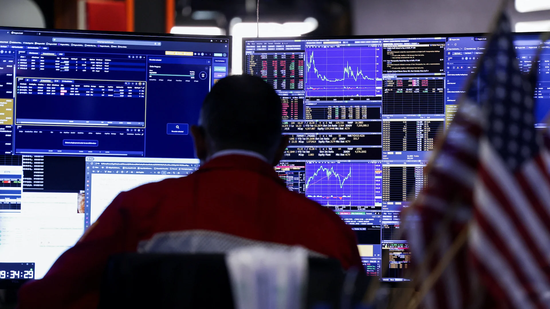 Global bank stocks wobble amid U.S. credit concerns