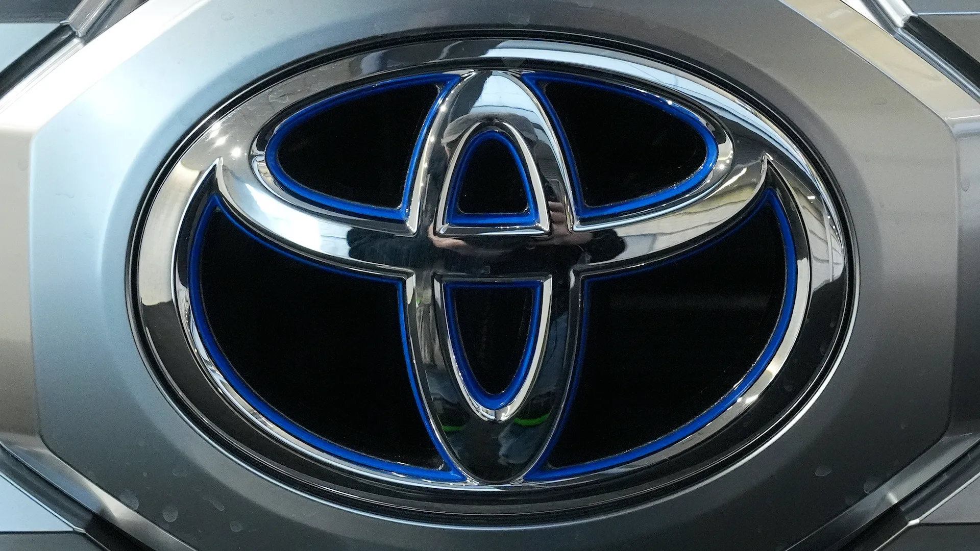 Toyota recalls nearly 400,000 Tundra and Sequoia hybrids over rearview camera issue