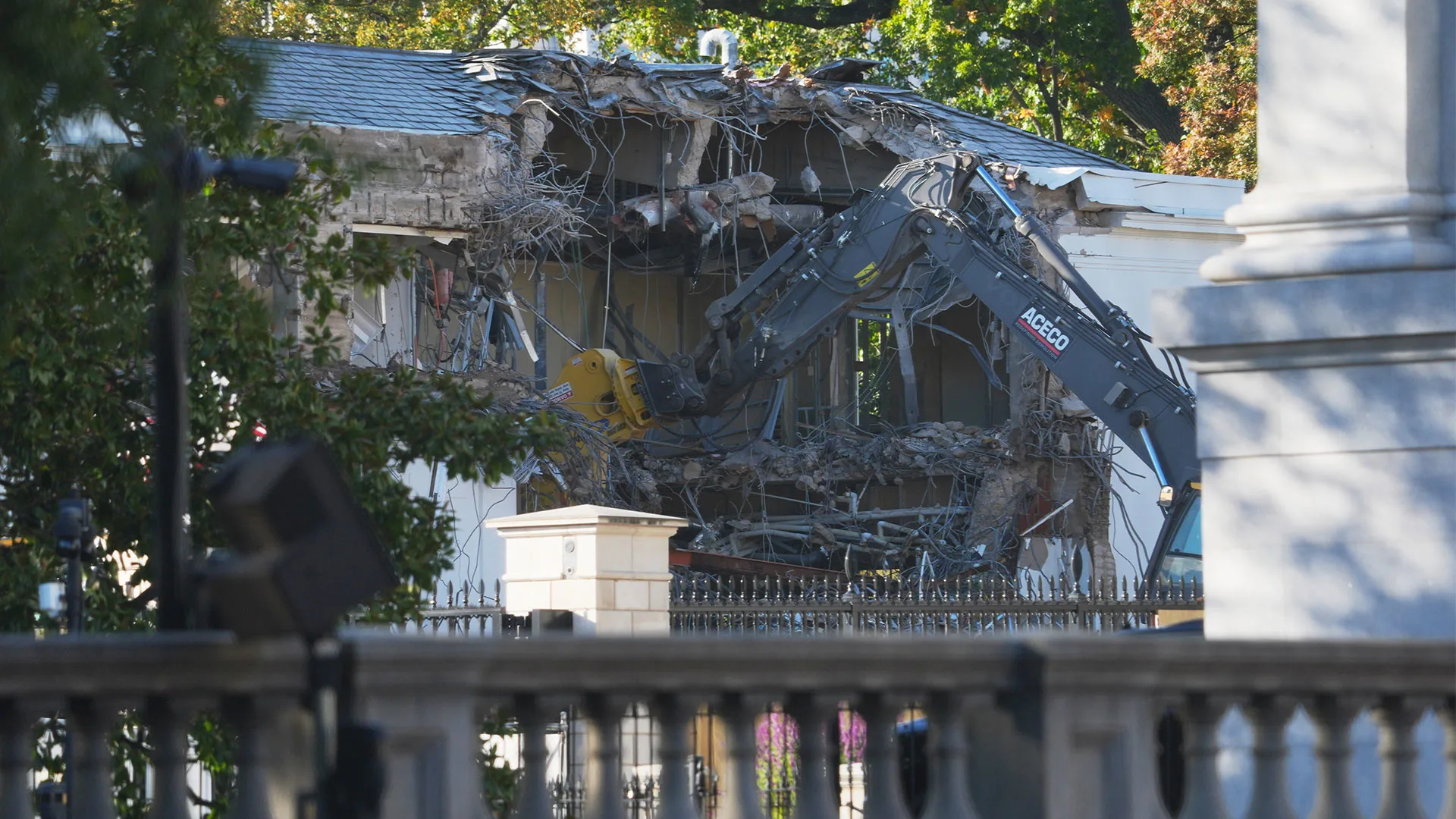 White House remodeling begins with Trump's demolition in the East Wing