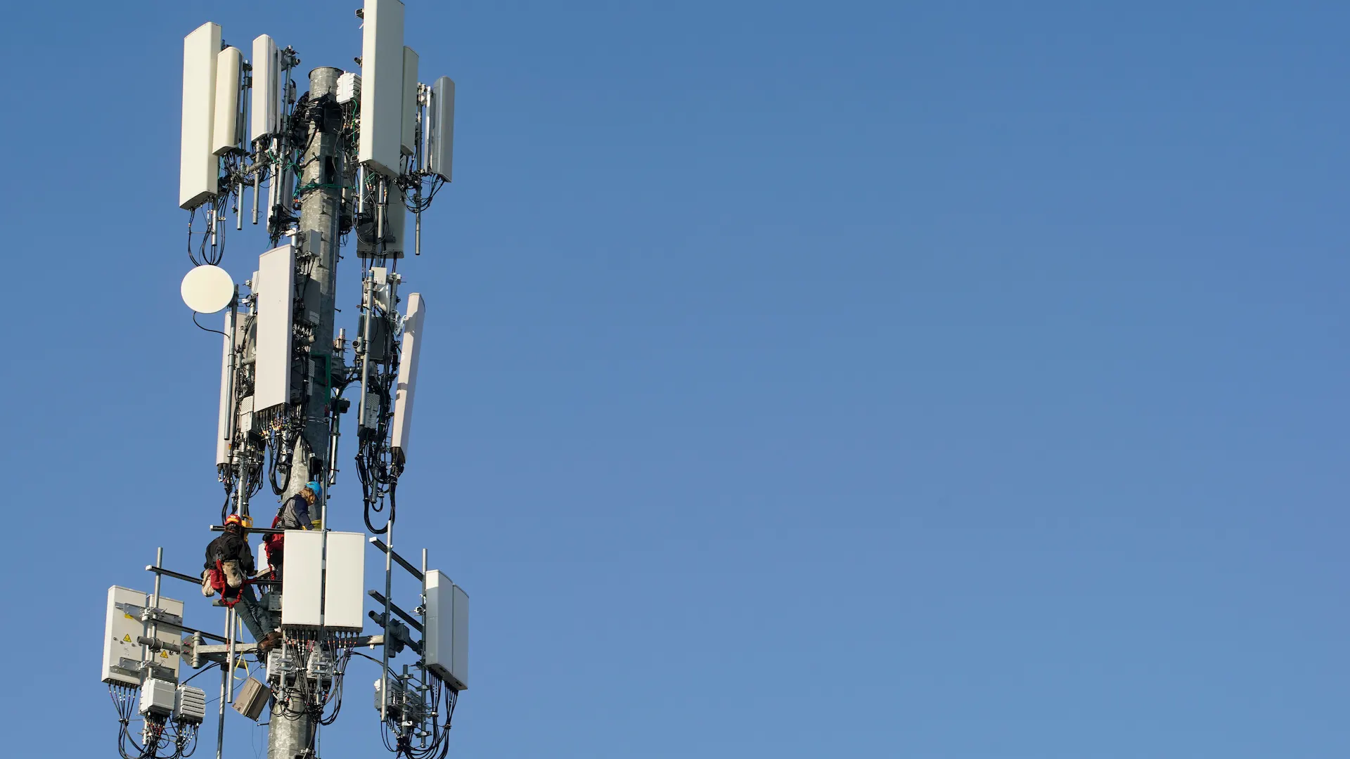 Verizon to cut about 15,000 jobs as it restructures under new CEO