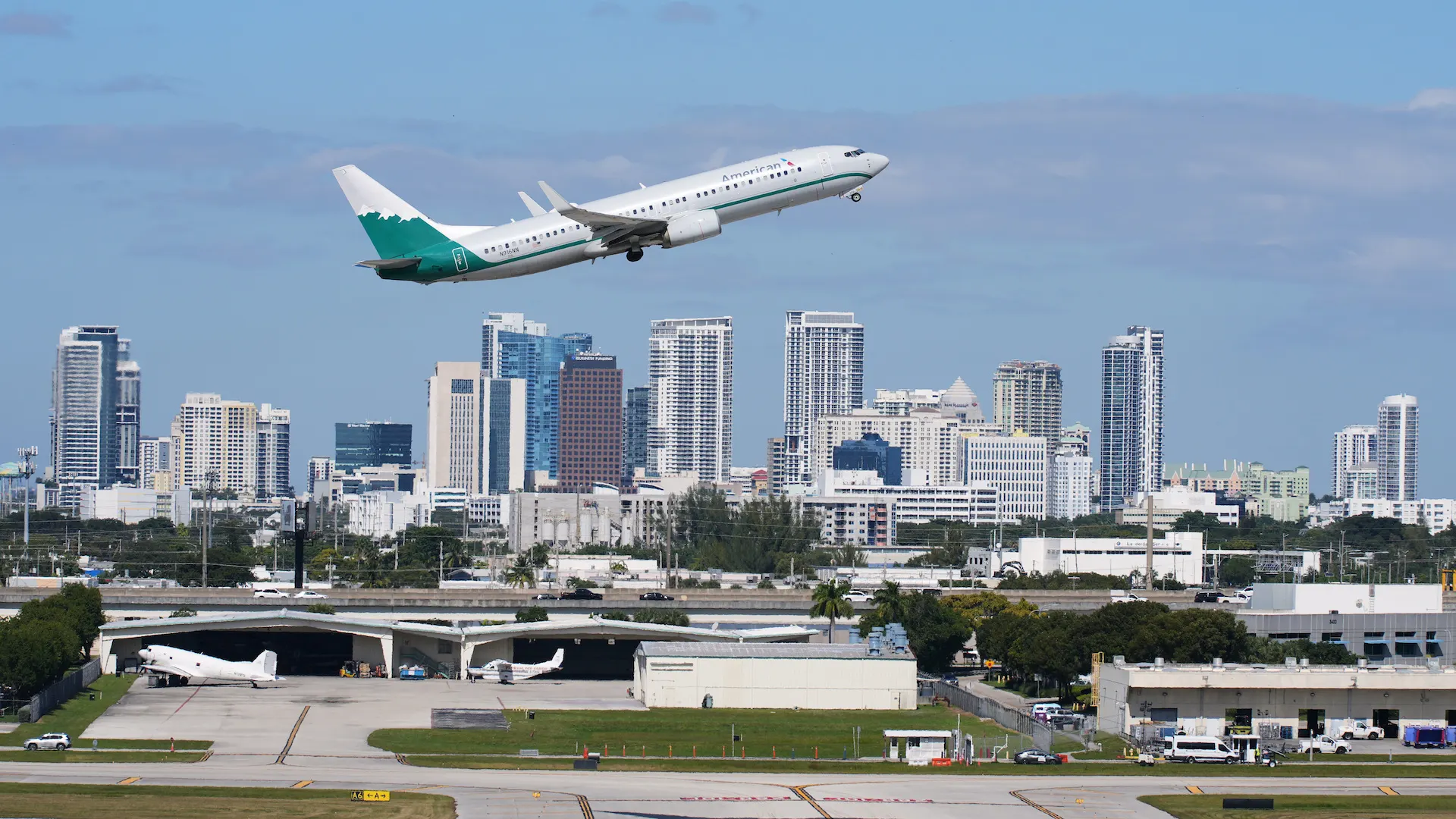 Bipartisan bill seeks to pay air traffic controllers during shutdowns