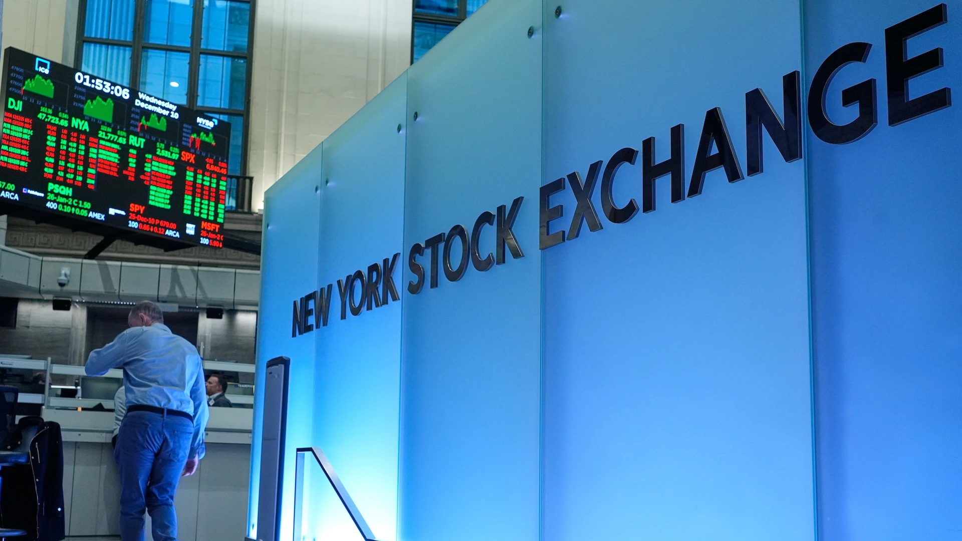 Stock market falls after mixed data on the economy