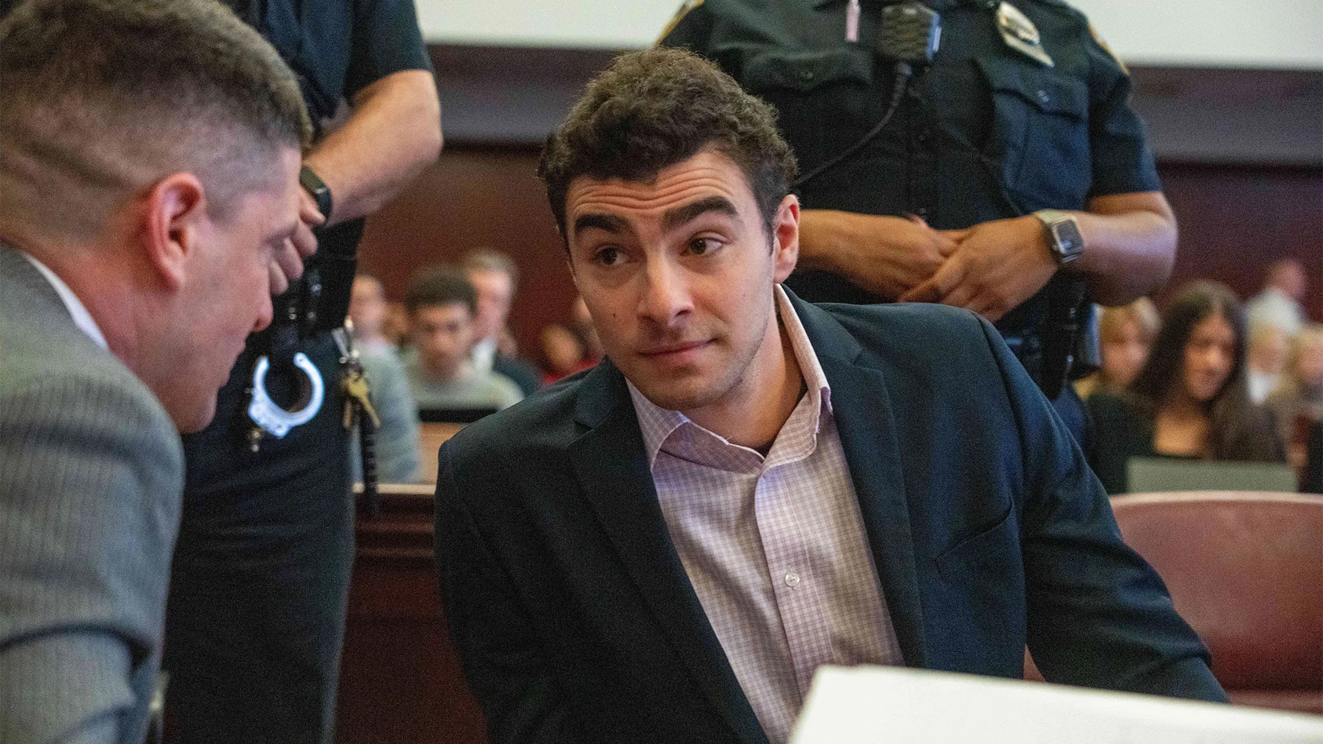 Hoorzitting Luigi Mangione: agent herinnert zich arrestatie Hoorzitting Luigi Mangione: agent herinnert zich arrestatie