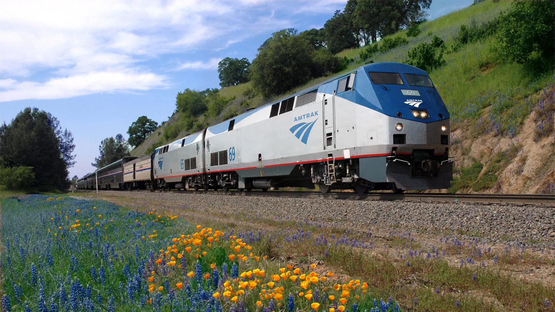 18,000 Amtrak workers will get bonuses, thanks to executive cuts