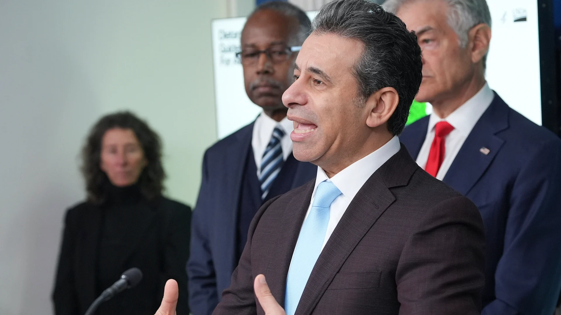 FDA commissioner's drug review plan sparks alarm across the agency