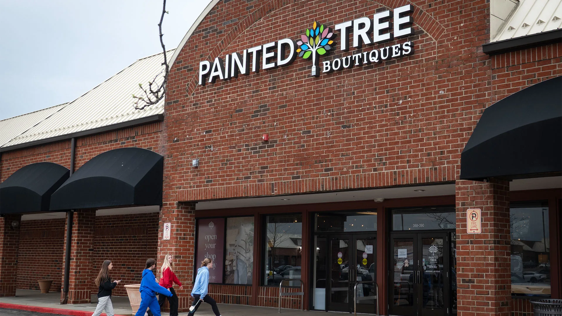 fastcompany.com - Natasha Etzel - An Etsy-style retail chain abruptly closed all of its stores, leaving customers and vendors blindsided