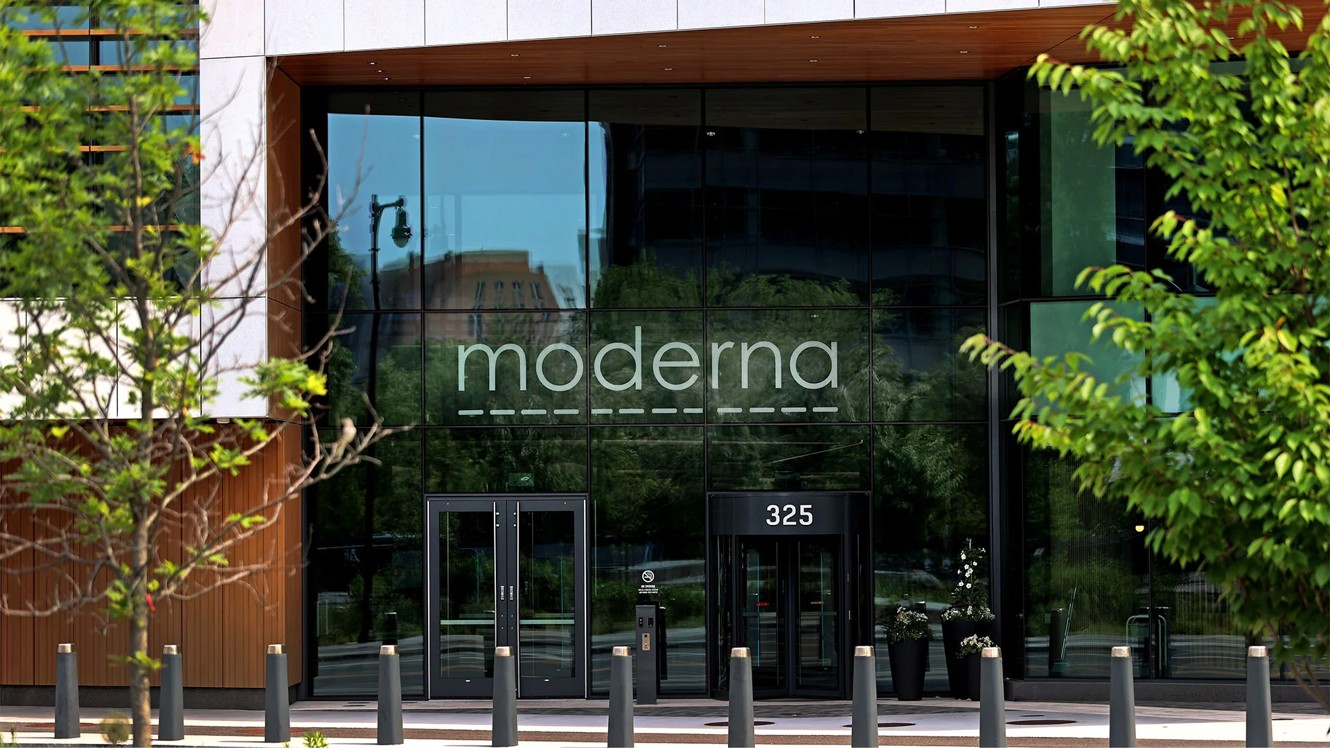 fastcompany.com - Natasha Etzel - Moderna stock price is skyrocketing on mRNA cancer vaccine trial news: Here's what's happening