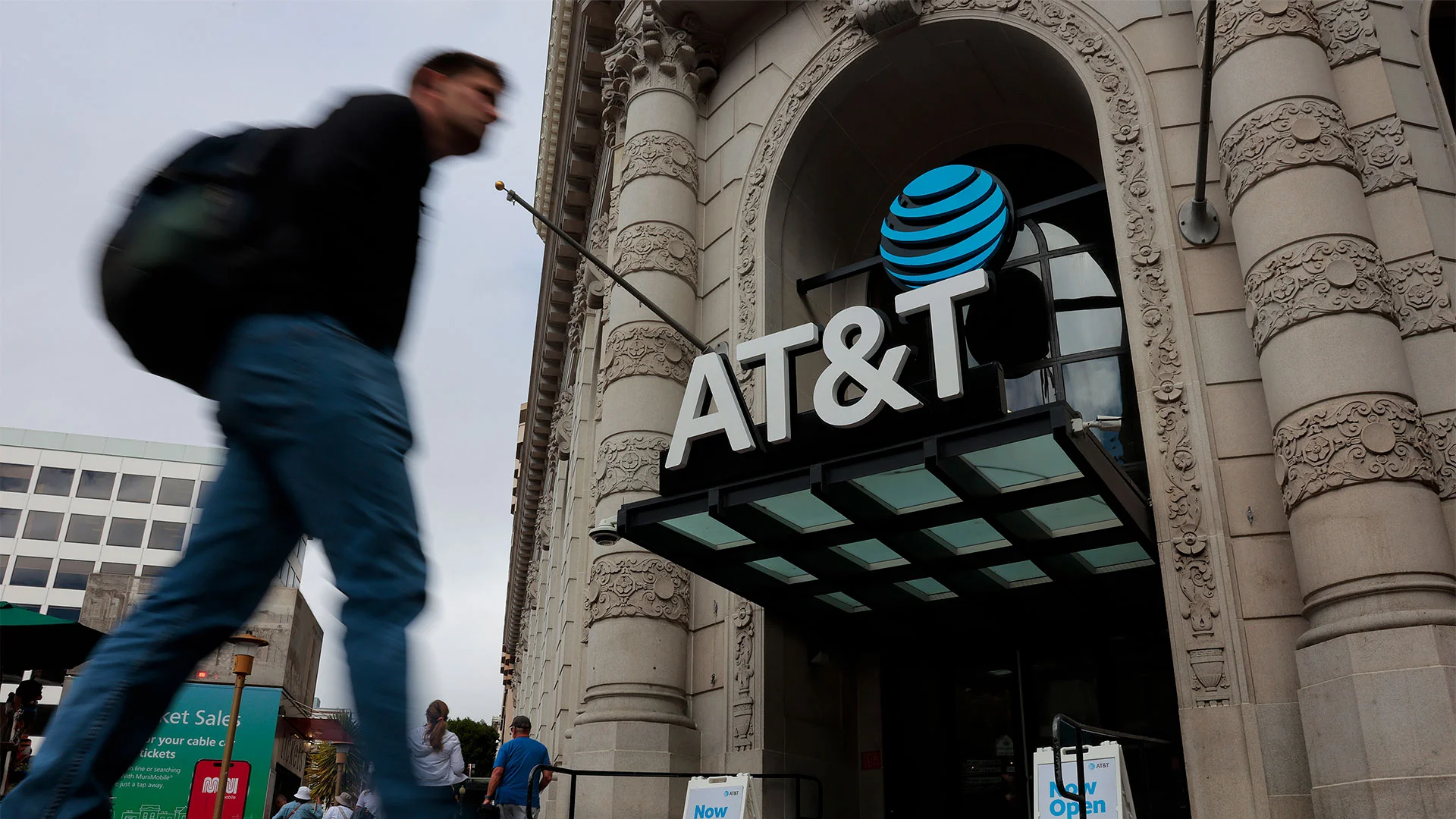 fastcompany.com - Michael Grothaus - AT&amp;T issues urgent warning to some iPhone 18 Pro Max owners to update their software right away
