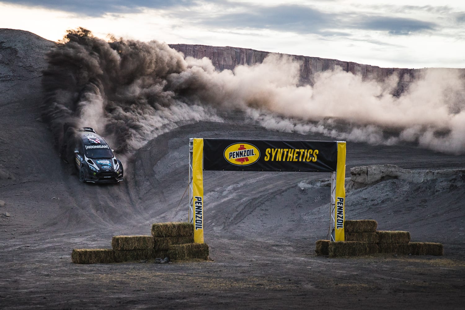 Behayo porno onlayn tomosha qiling Mushuk va eshakda juft fisting