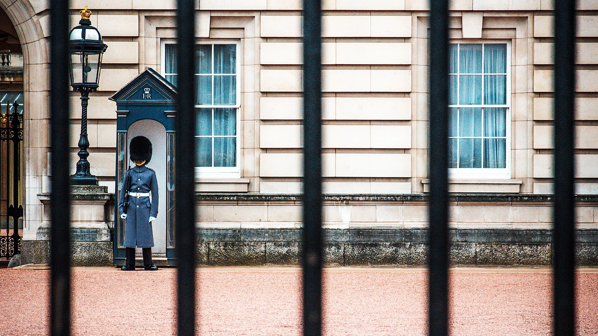 Queen Elizabeth bans plastic at Buckingham Palace - Fast Company