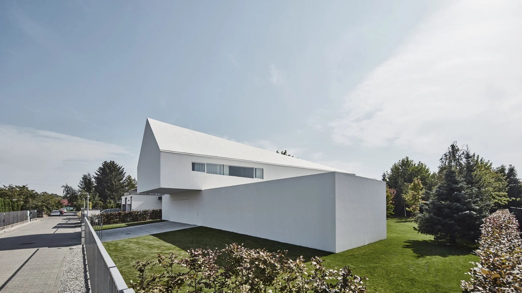 This otherworldly home has a motorized porch that moves with the sun ...