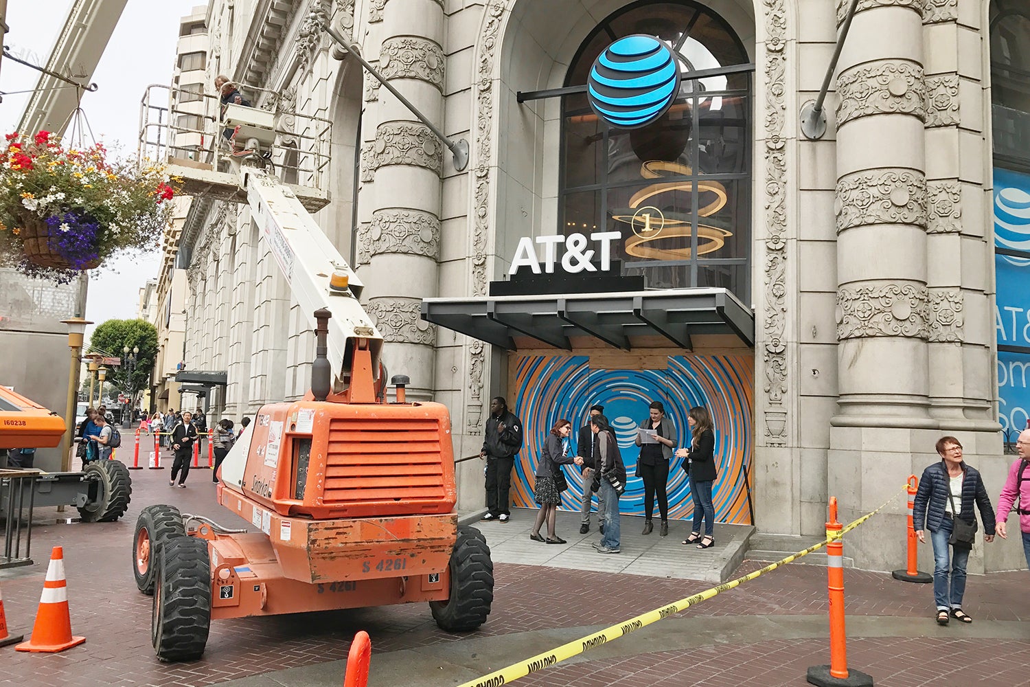 AT&T's New San Francisco Flagship Is Rather Grandiose For A Phone Store ...