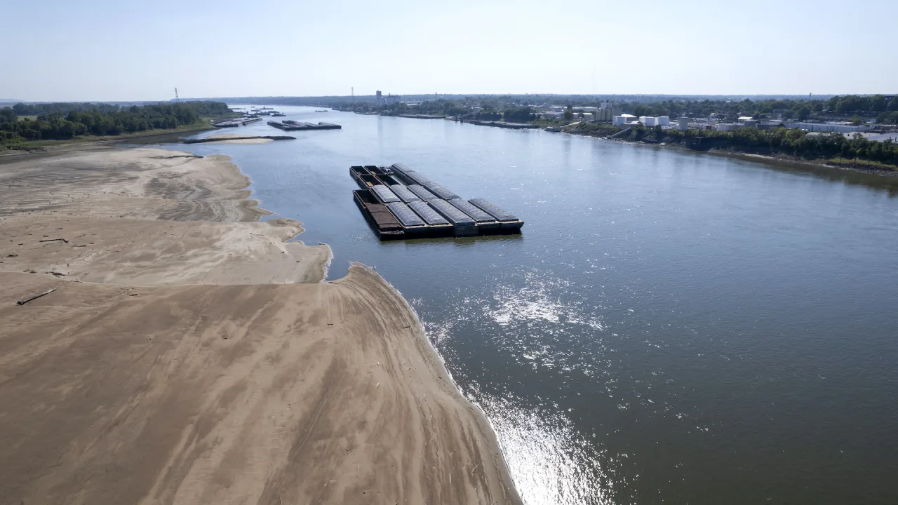 How the Mississippi River’s low water level is impacting beans, grains and farmers