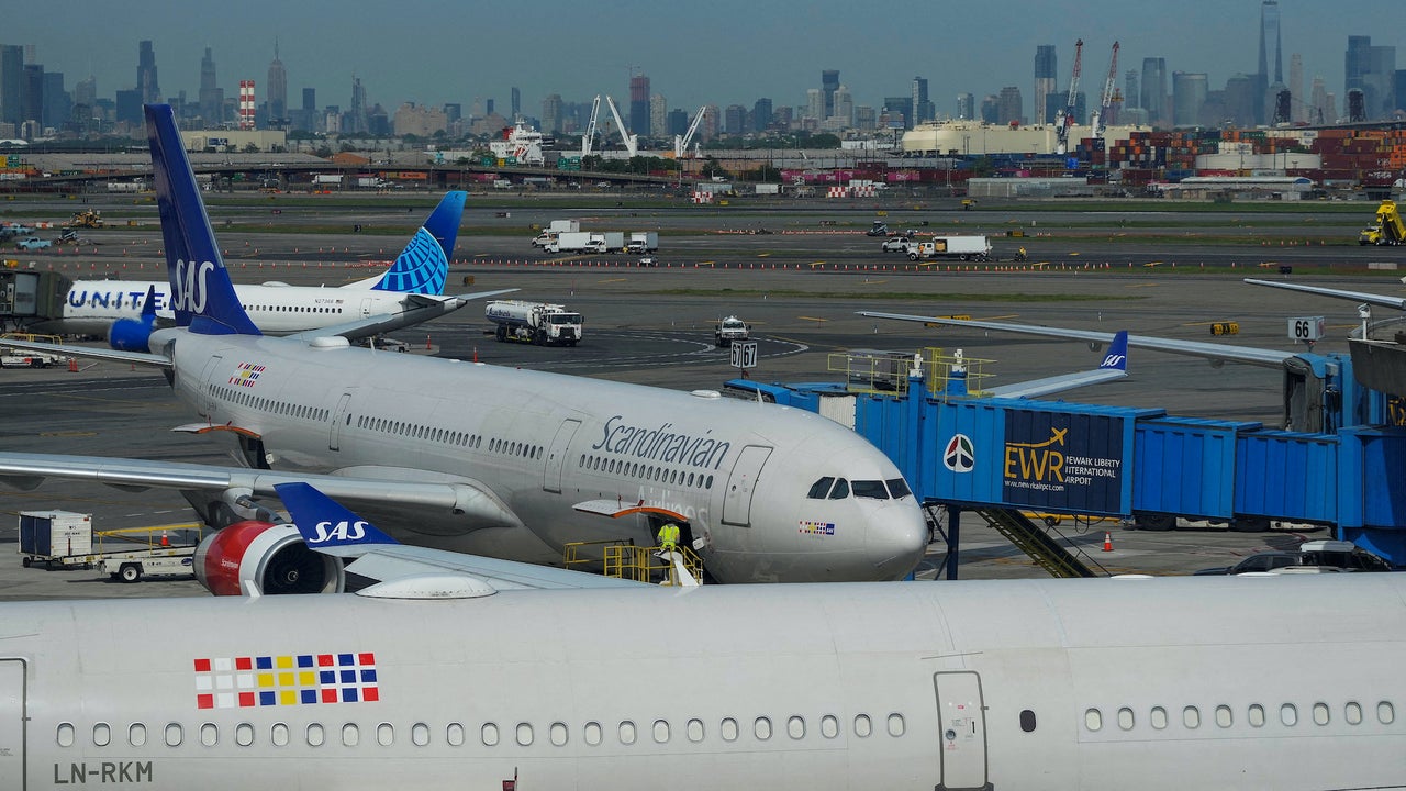 FAA will keep limiting Newark airport flights through October 2026 FAA will keep limiting Newark airport flights through October 2026