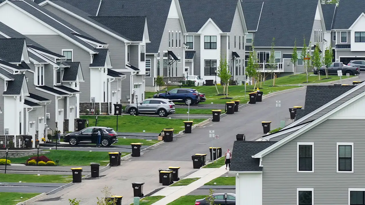 30-year mortgage rate drops to lowest level in almost a year thumbnail