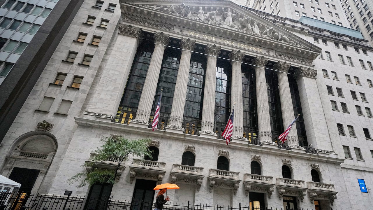 Wall Street regains footing as banks recover from sell-off Wall Street regains footing as banks recover from sell-off