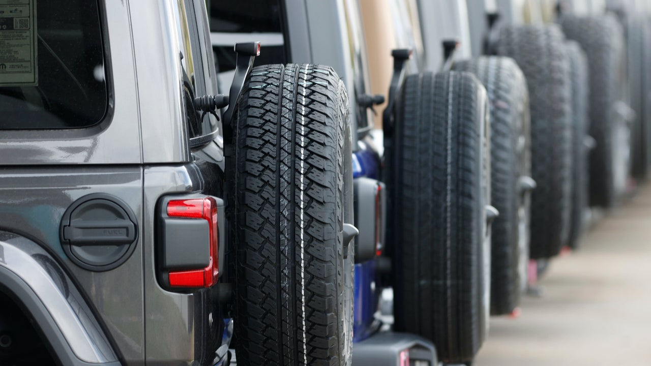 Chrysler recalls 320,000 Jeep plug-in hybrids over battery fire risk Chrysler recalls 320,000 Jeep plug-in hybrids over battery fire risk