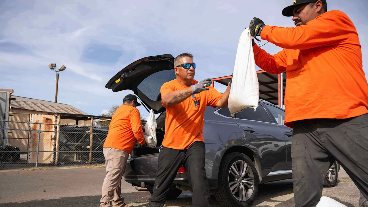Door de stormen op kerstavond in Zuid-Californië dringen ambtenaren er bij reizigers op aan hun vakantieplannen te heroverwegen