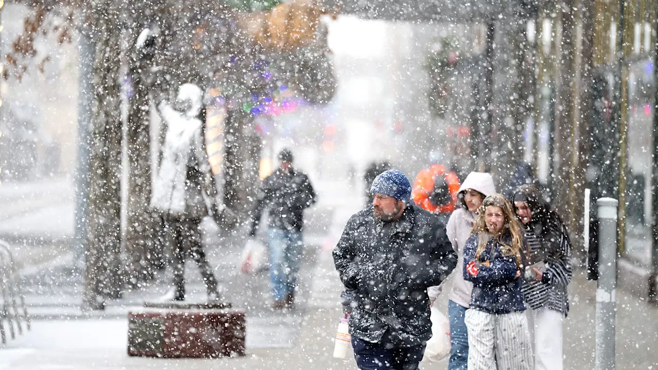 Een winterstormsysteem met zware sneeuwval en ‘gevaarlijke koude rillingen’ overspoelt de VS Een winterstormsysteem met zware sneeuwval en ‘gevaarlijke koude rillingen’ overspoelt de VS