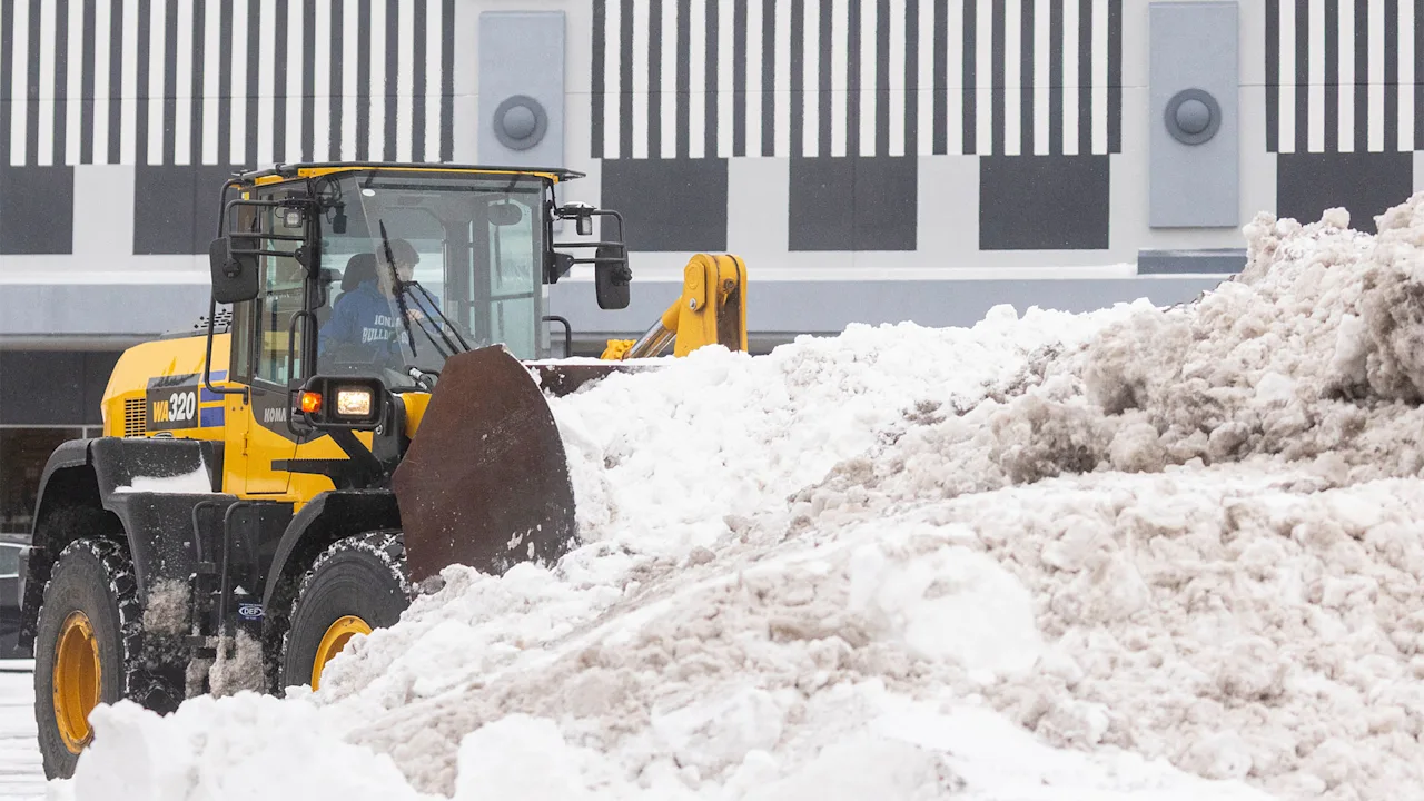 Een bomcycloon schakelt de stroom uit voor duizenden mensen in het Midwesten terwijl de winterstorm naar het oosten trekt