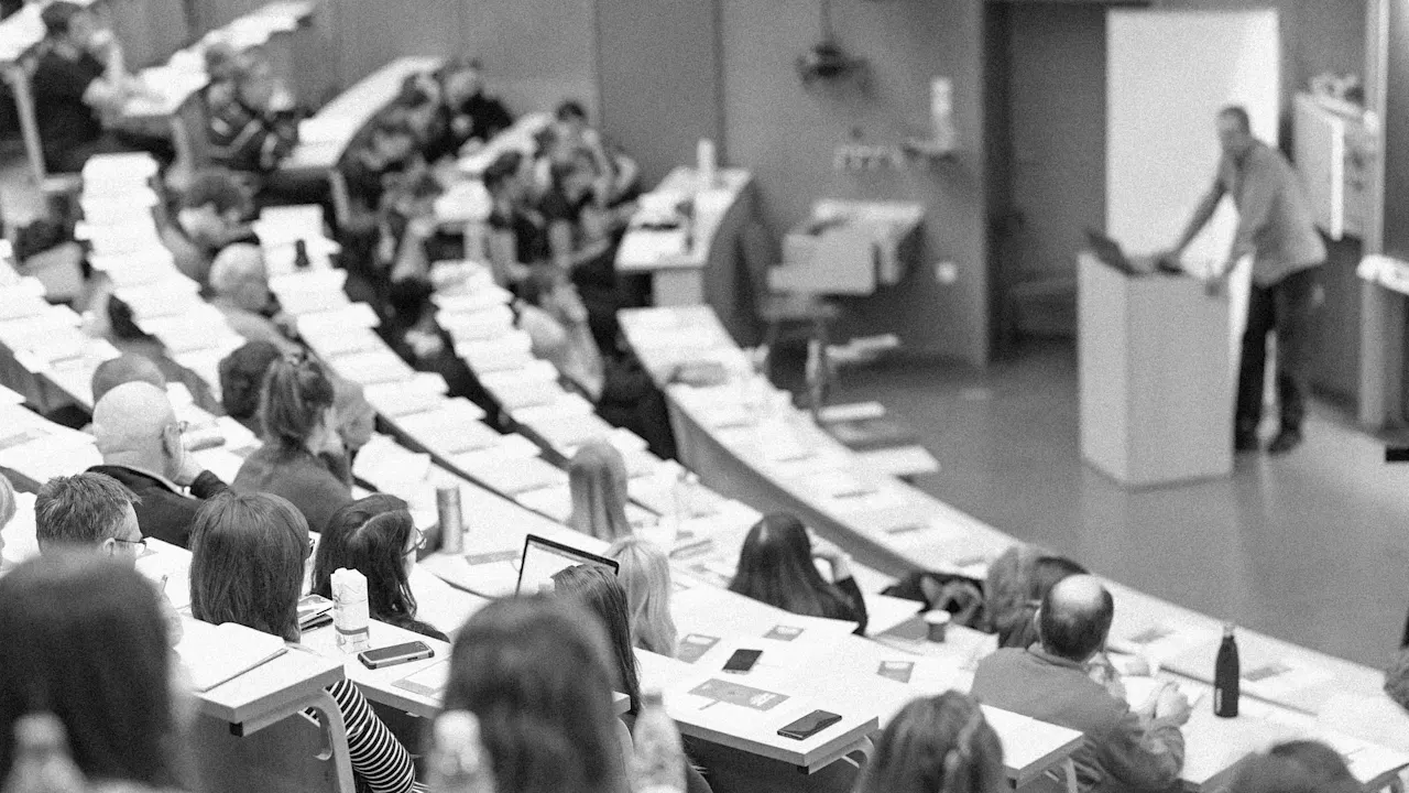 AI zou het onderwijs kunnen transformeren. . . als universiteiten niet langer reageren als middeleeuwse gilden AI zou het onderwijs kunnen transformeren. . . als universiteiten niet langer reageren als middeleeuwse gilden