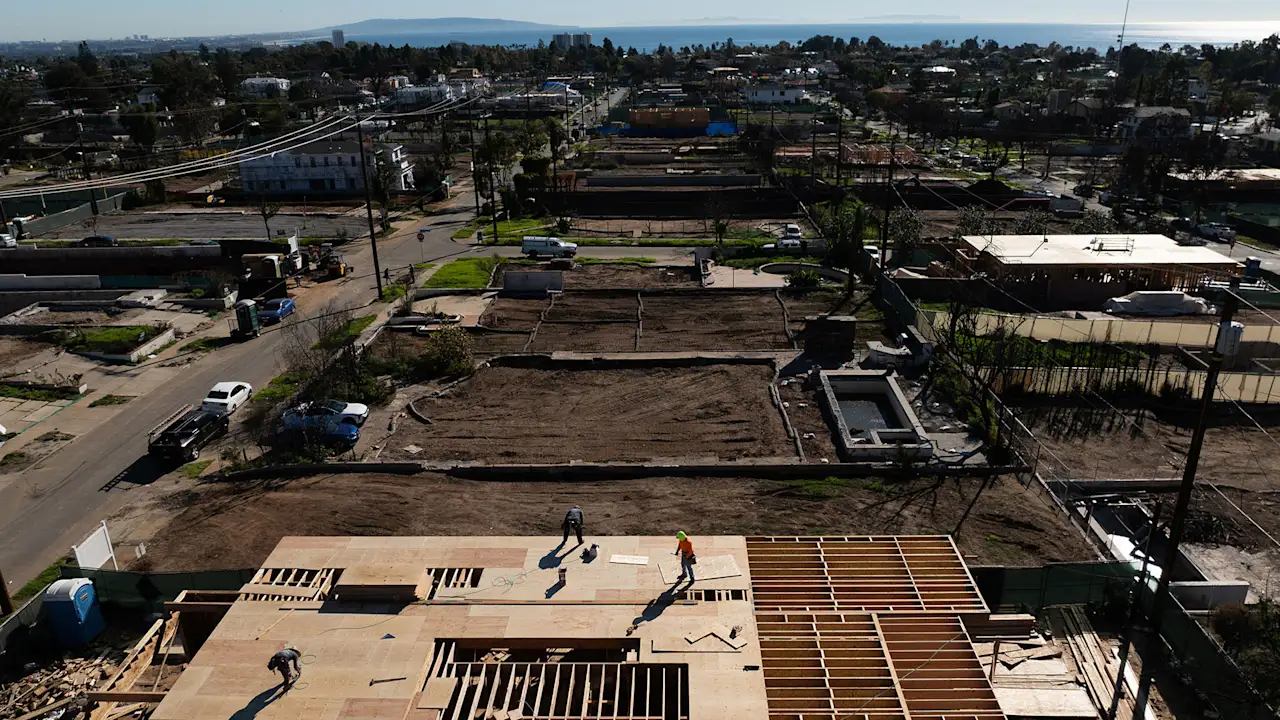 Het is de eerste verjaardag van de bosbranden in LA. Waarom zijn er sindsdien minder dan een dozijn huizen herbouwd?