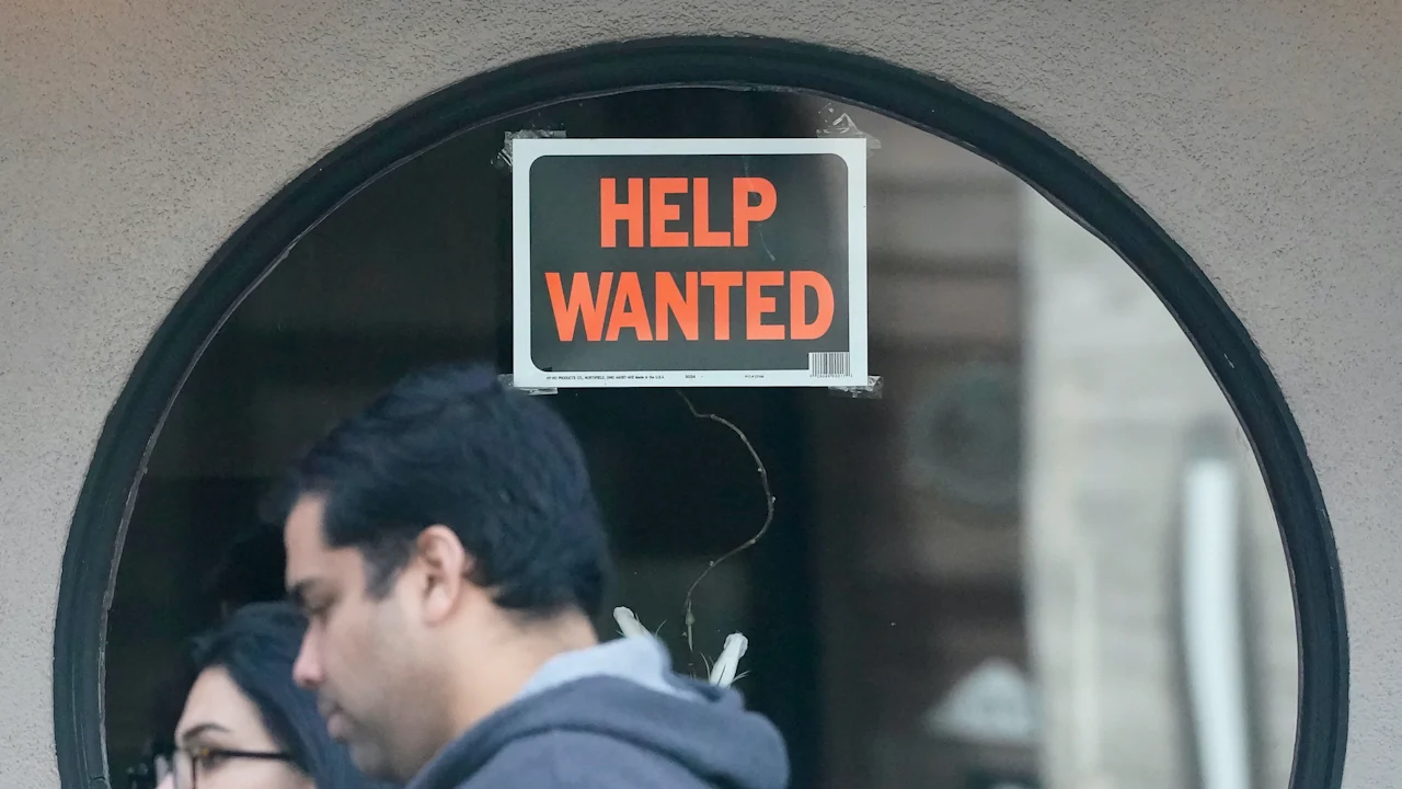 De vacatures dalen in november naar het op één na laagste niveau in vijf jaar