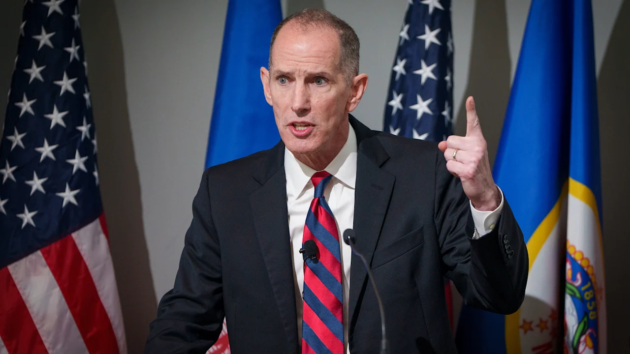 De gouverneurskandidaat van de Republikeinse partij in Minnesota trekt zich terug en geeft de schuld aan het immigratiebeleid van Trump