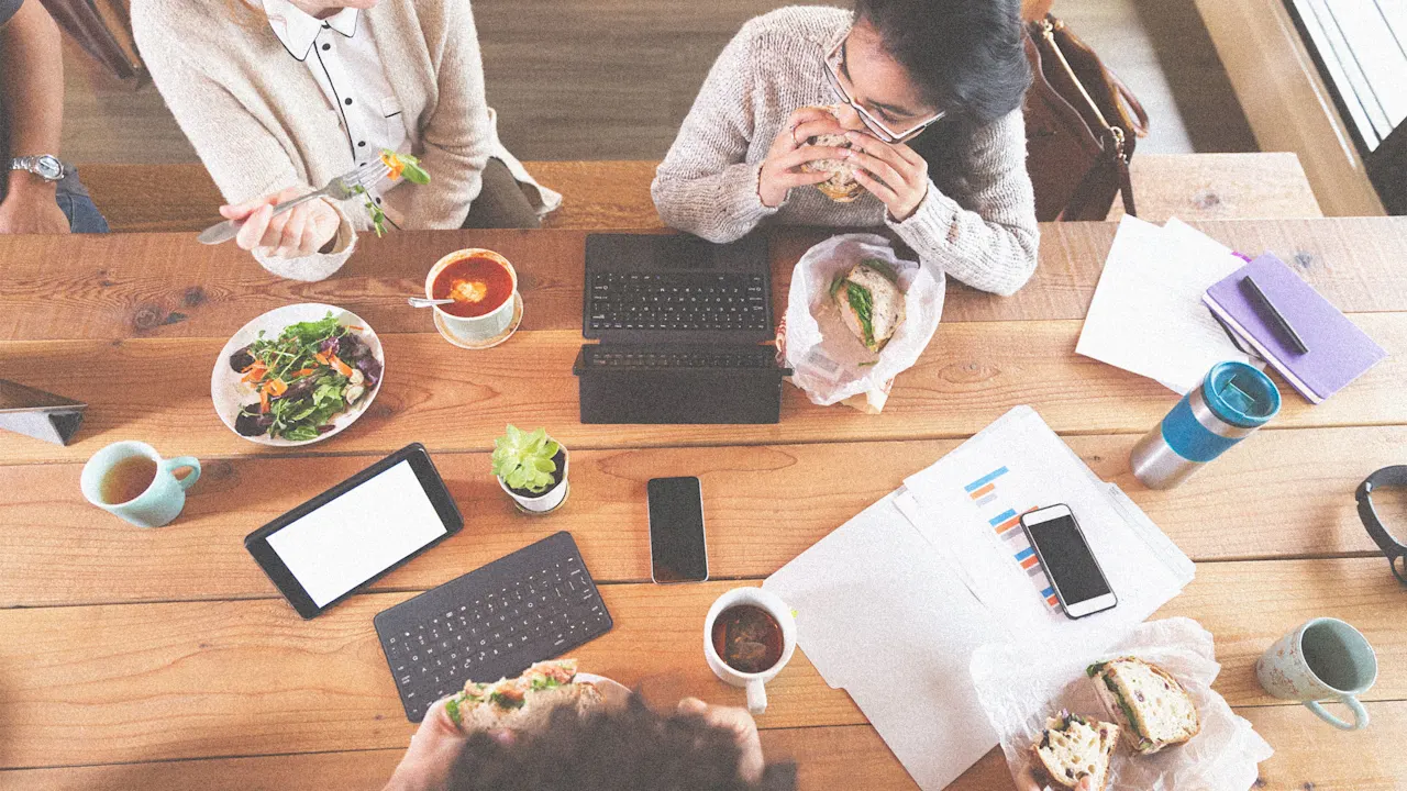 Hoe je verbinding kunt creëren op het werk die niet geforceerd aanvoelt